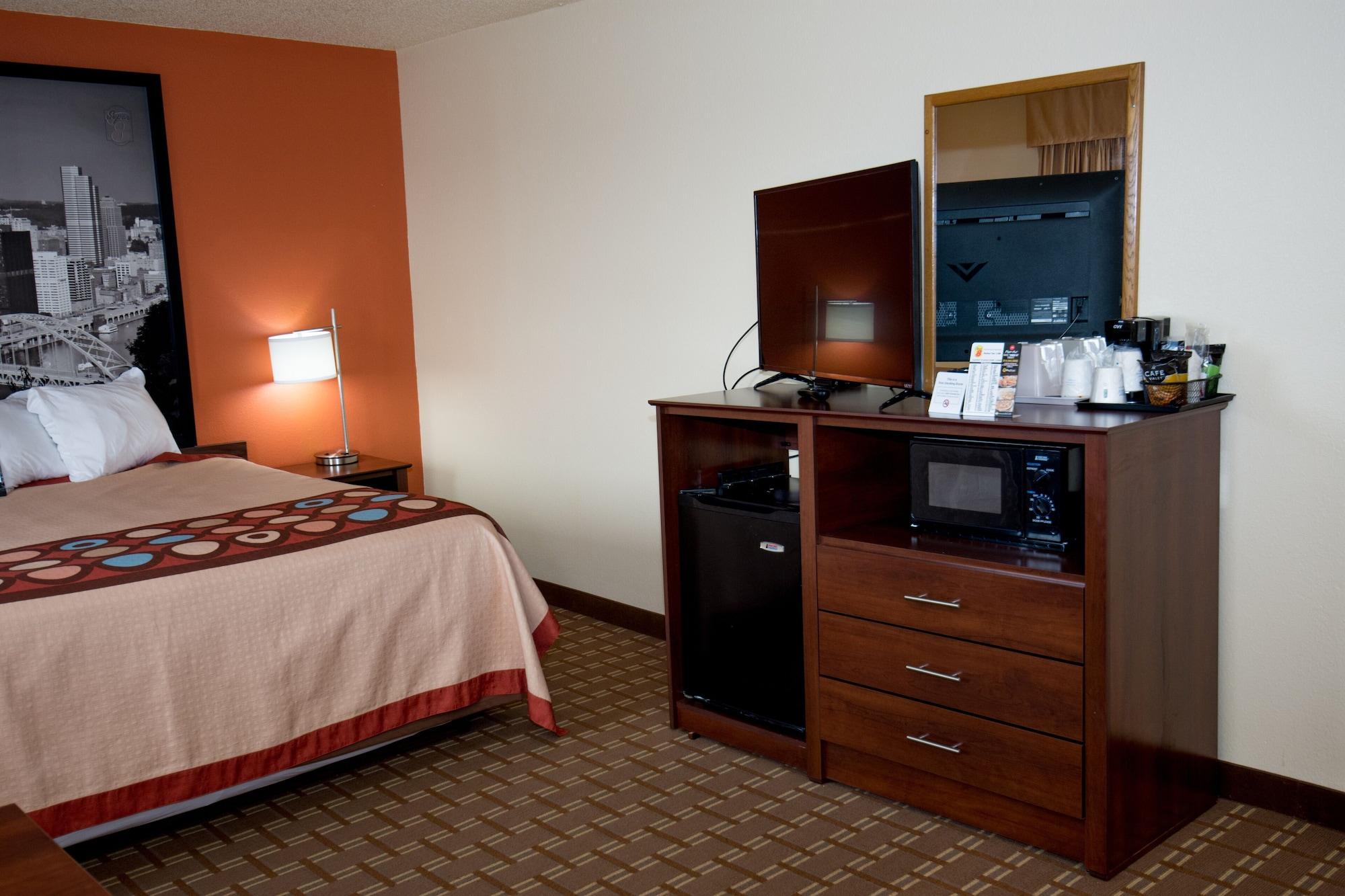 Super 8 By Wyndham Altoona Hotel Eksteriør billede