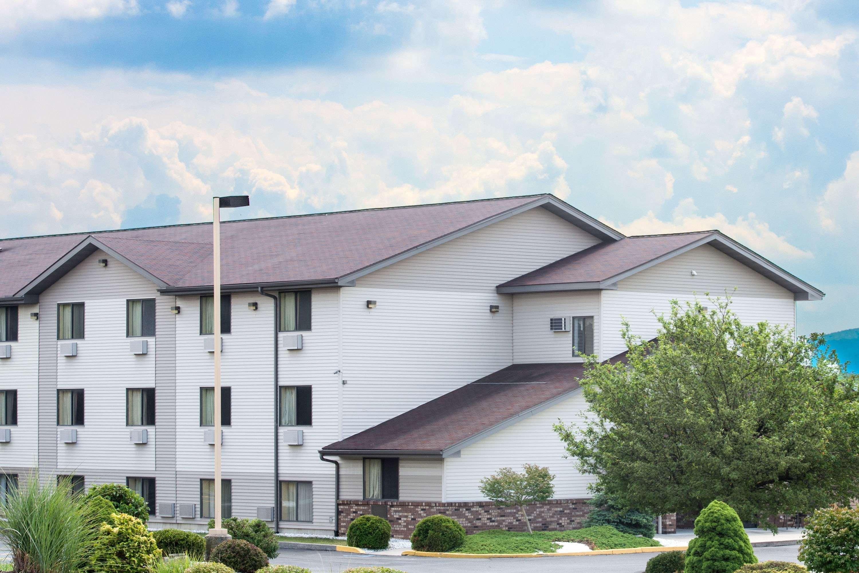 Super 8 By Wyndham Altoona Hotel Eksteriør billede
